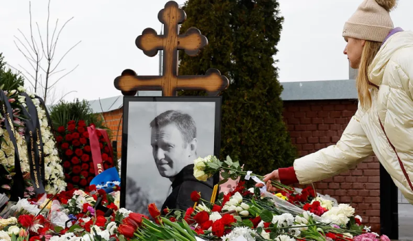 Alexei Navalny’s gravestone, covered in half the amount of flowers it is now.